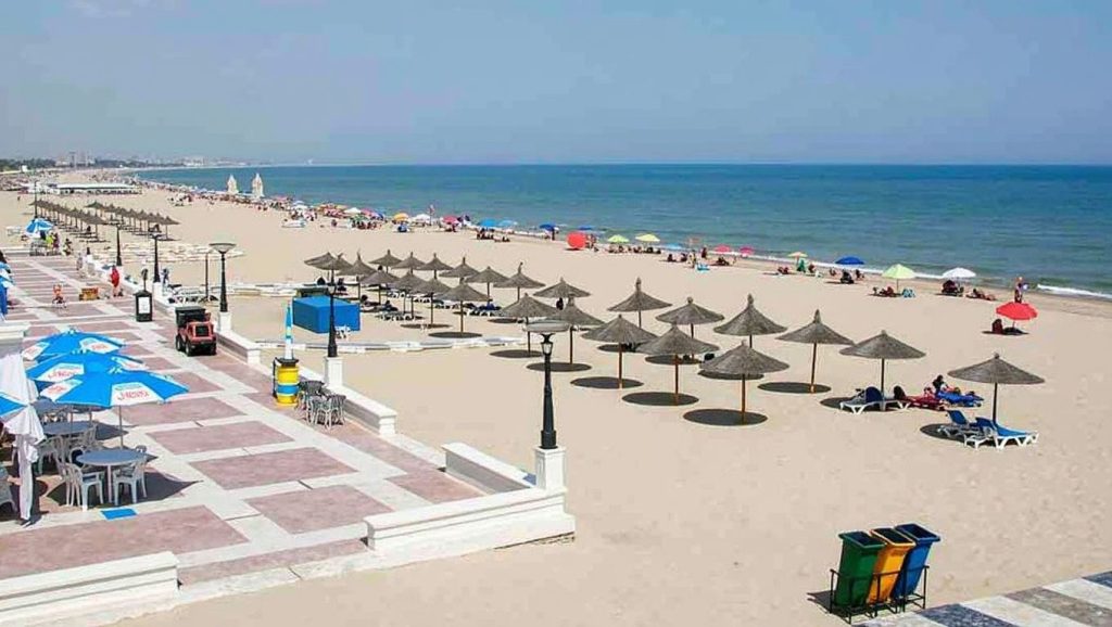 Agua y arena en Playa El Cantil, Isla Cristina