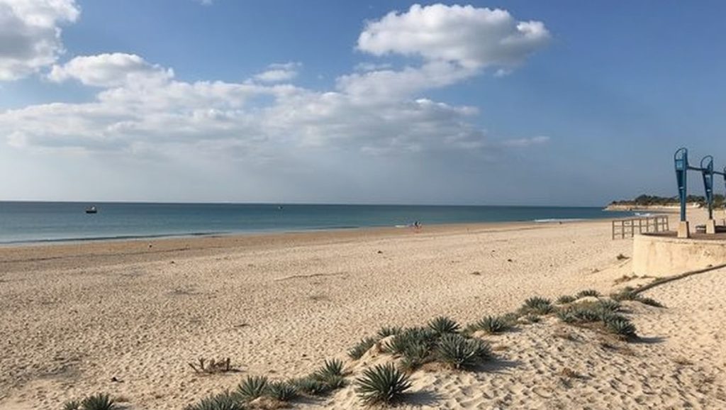 Arena y mar en Playa El Chato, Cádiz, Cádiz