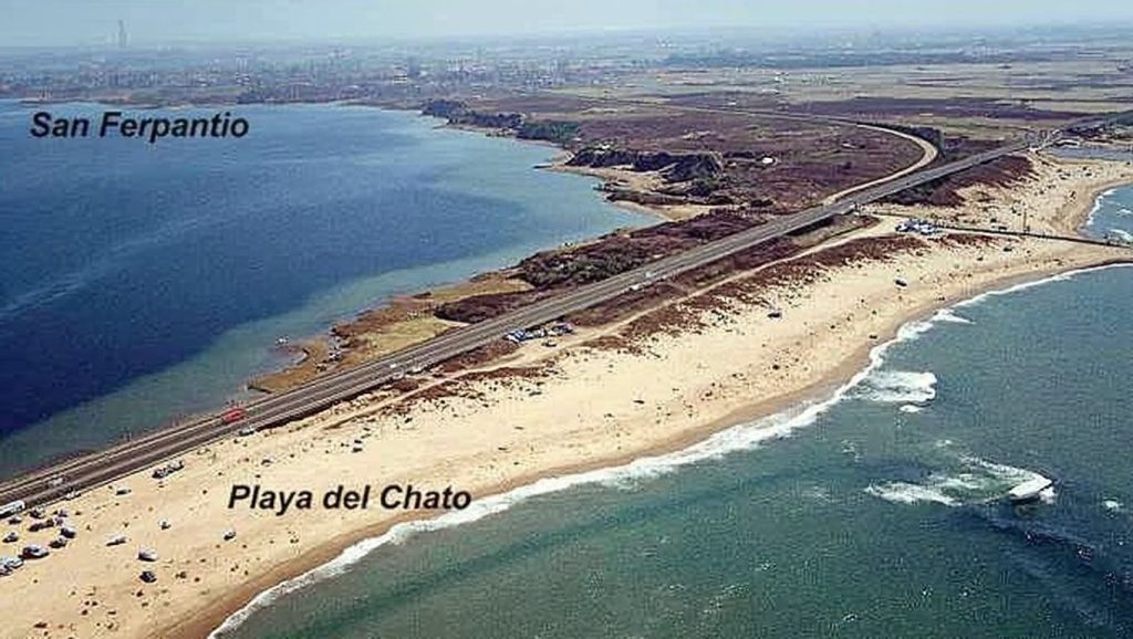 Orilla de Playa El Chato con olas suaves en Cádiz