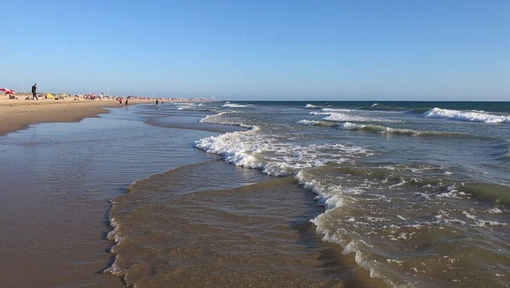 Vista amplia de Playa El Chato en Cádiz, Cádiz