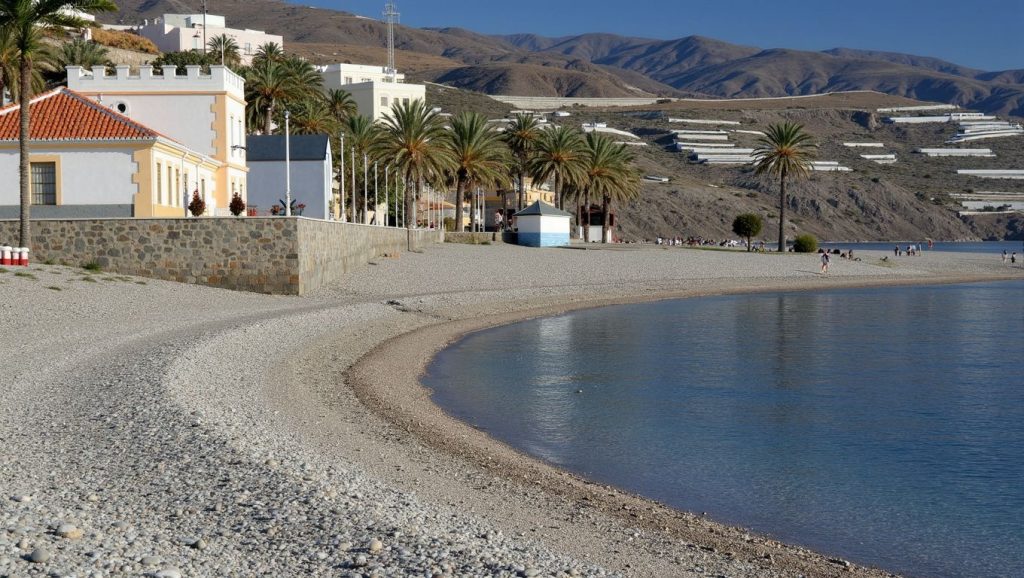 Arena y orilla en Playa El Cuervo, Albuñol, Granada