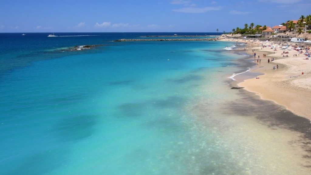 Entorno natural de Playa El Duque en Tenerife
