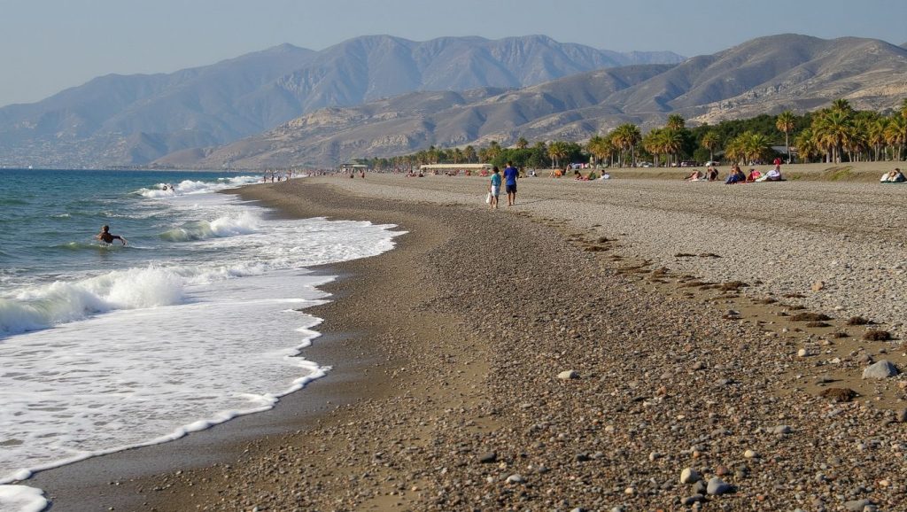 Orilla de Playa El Gaiterillo con olas suaves en Albuñol