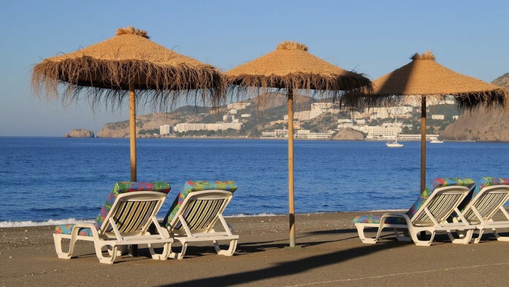 Panorámica de Playa El Lance con arena y mar, Rubite