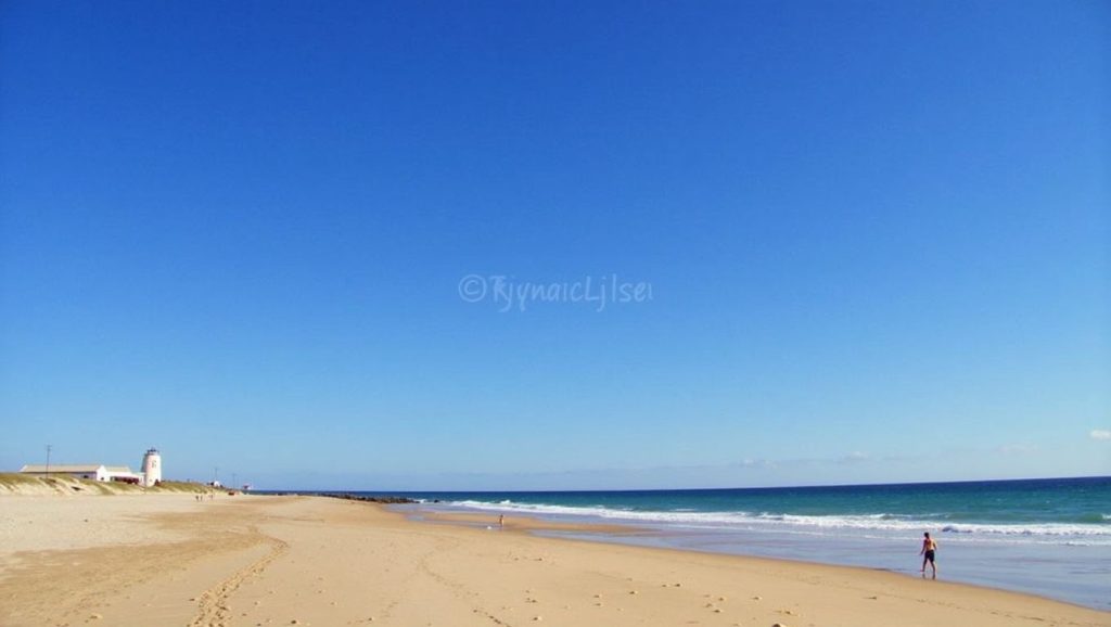 Orilla de Playa El Palmar con olas suaves en Vejer de la Frontera
