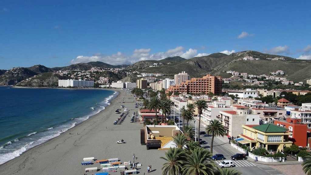 Panorámica de Playa El Rincón de La China con arena y mar, Almuñécar