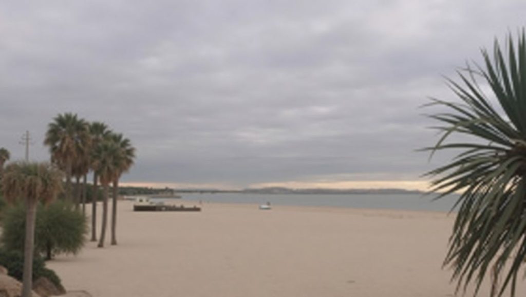 Detalle de arena y agua en Playa El Rompidillo, Rota