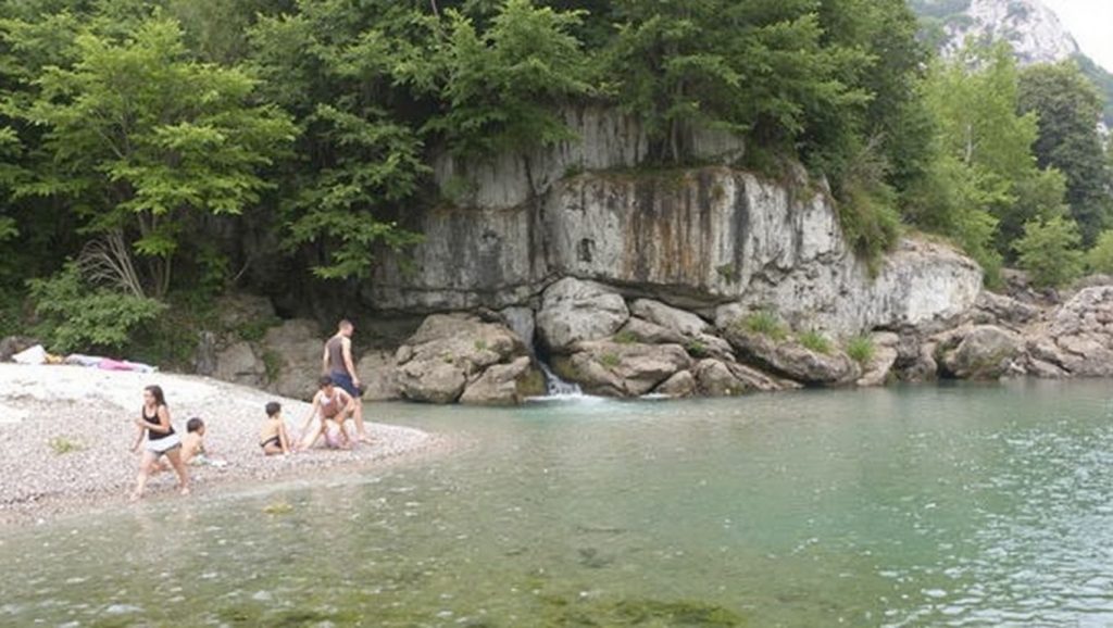 Entorno natural de Playa Fluvial del Dobra en Asturias