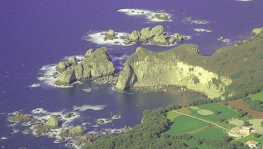 Aguas de Playa Gavieiro en Cudillero (Asturias)