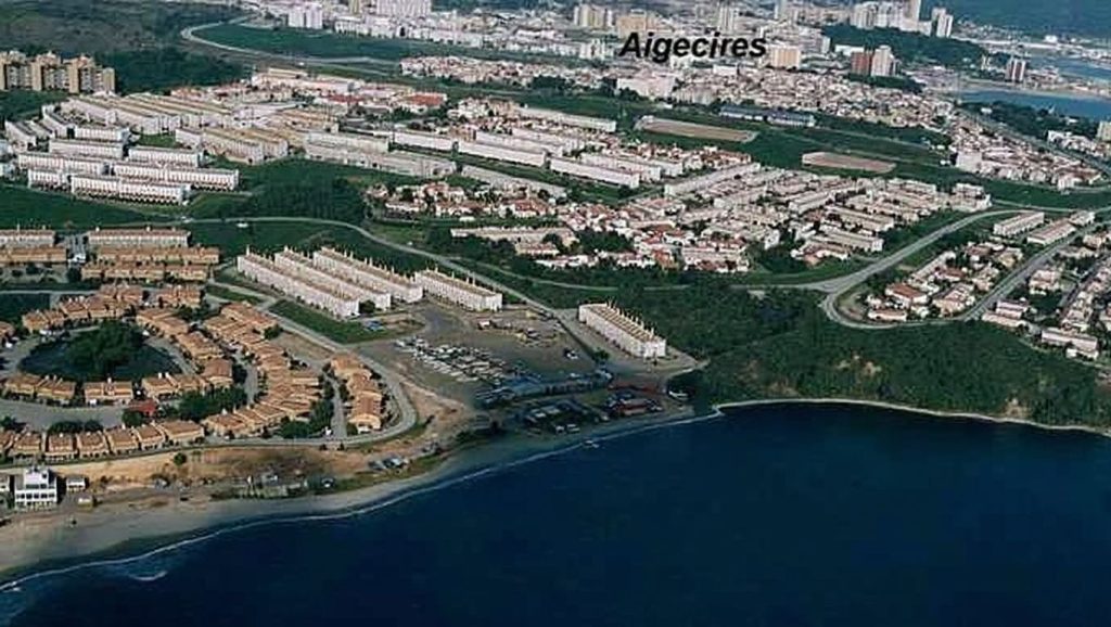 Amplio horizonte marino en Playa Getares, Algeciras