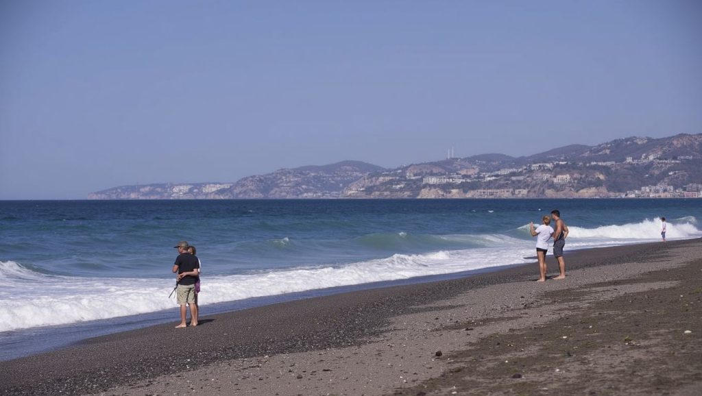 Agua y arena en Playa Granada, Motril