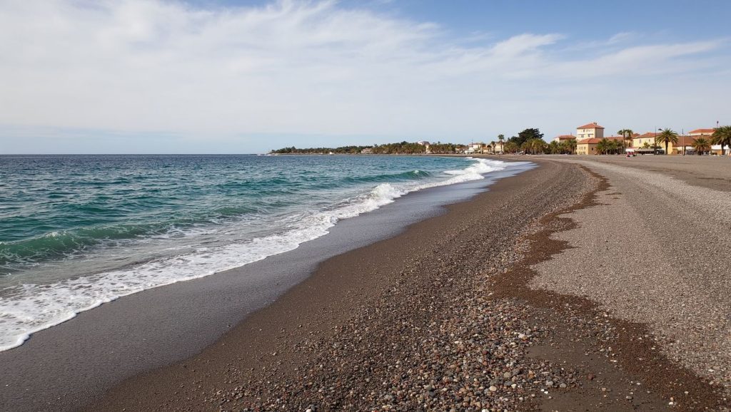 Primer plano de la orilla de Playa Granada, Motril