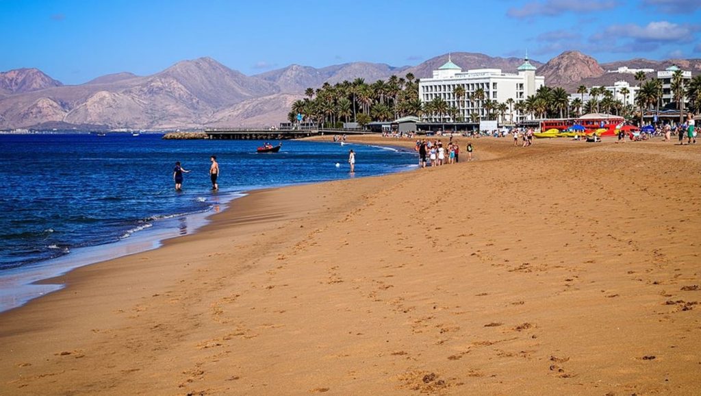 Entorno natural de Playa Grande en Lanzarote