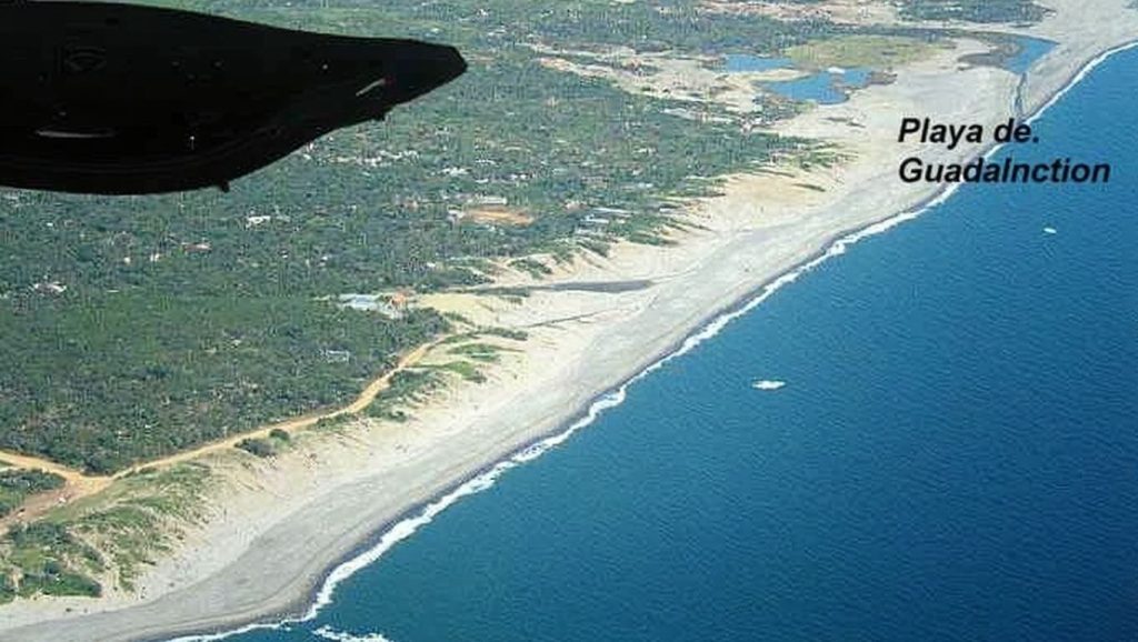 Panorámica de Playa Guadalquitón con cielo despejado, San Roque
