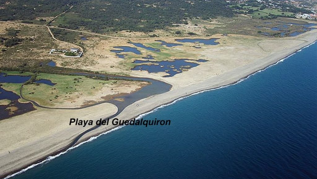 Arena y orilla en Playa Guadalquitón, San Roque, Cádiz