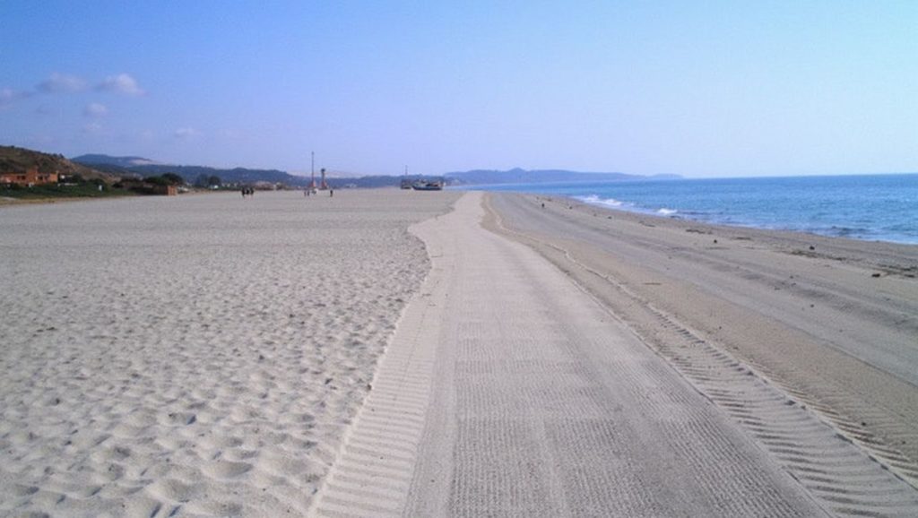 Amplio horizonte marino en Playa Guadalquitón, San Roque