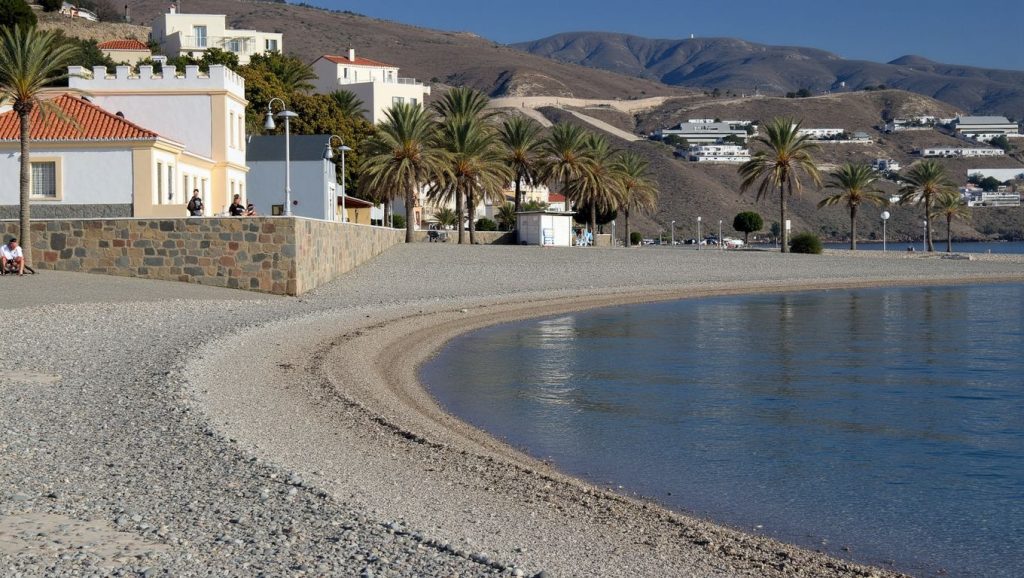 Arena y mar en Playa Iguazú, Albuñol, Granada