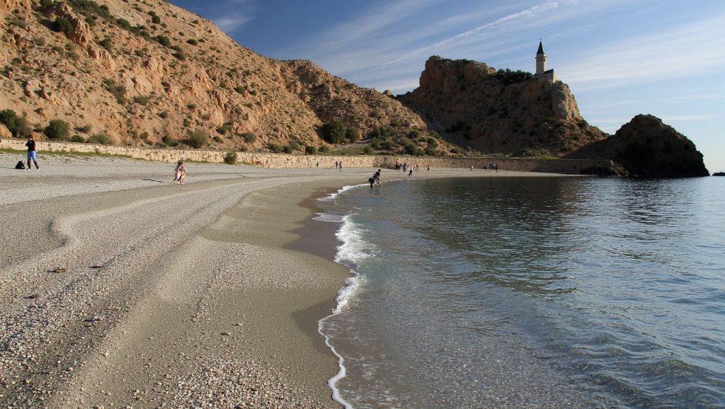Orilla tranquila de Playa Iguazú, playa de Albuñol