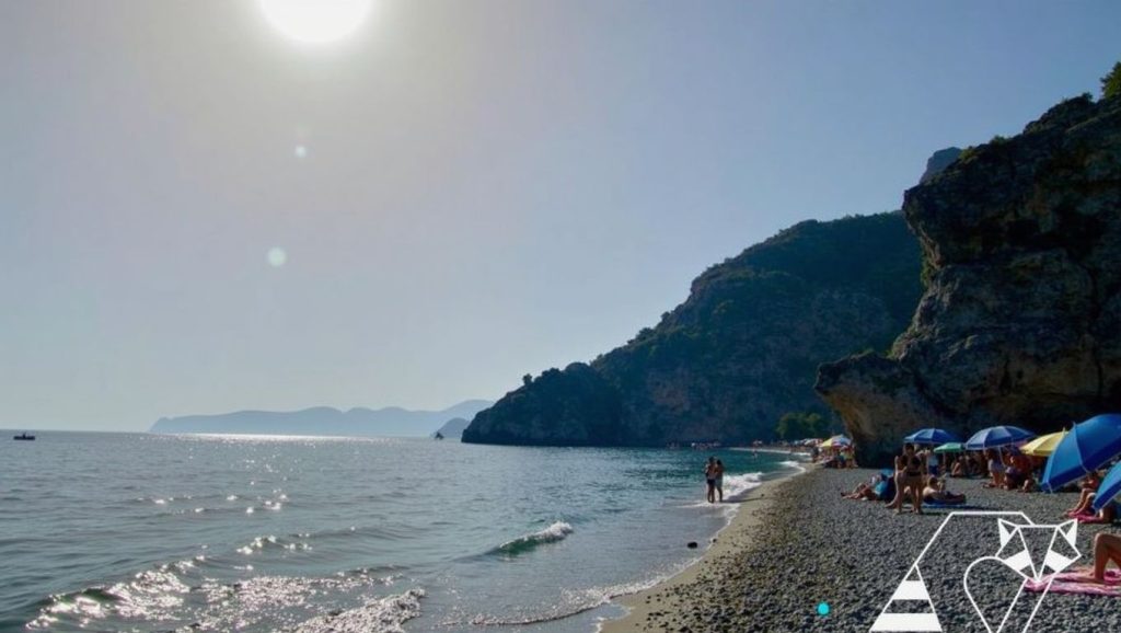 Vista amplia de Playa Iguazú en Albuñol, Granada