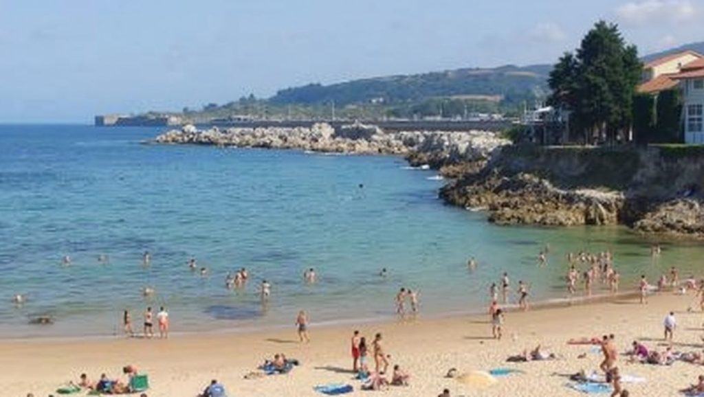 Ría y costa de Playa l'escanu en Colunga, Asturias