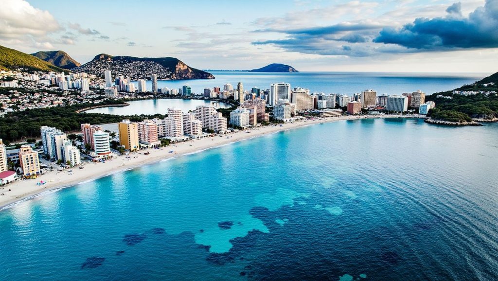 Panorámica de Playa La Ballena con arena y mar, Rota