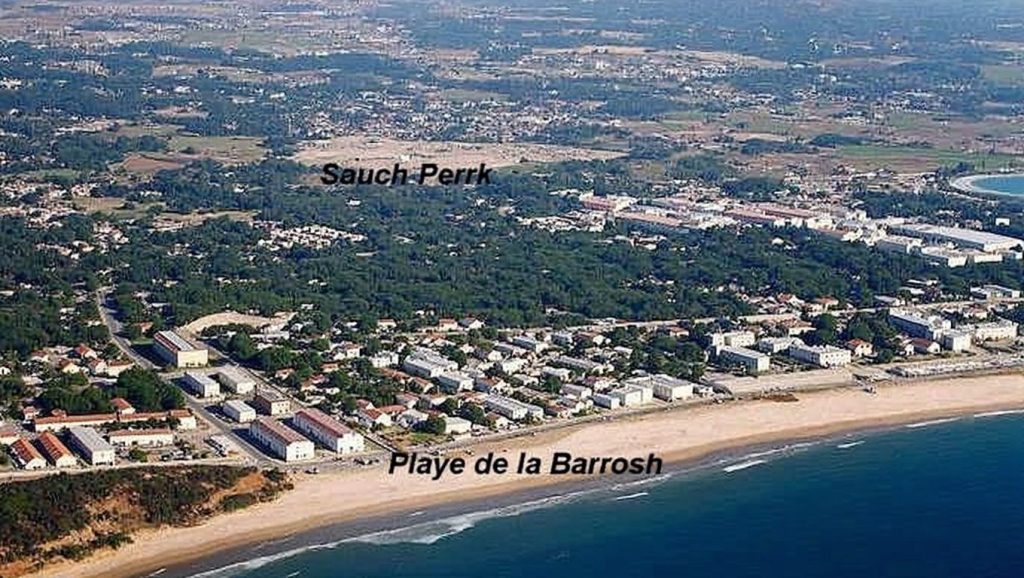 Orilla de Playa La Barrosa con olas suaves en Chiclana de la Frontera
