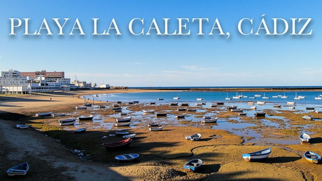 Oleaje en la orilla de Playa La Caleta, costa de Cádiz
