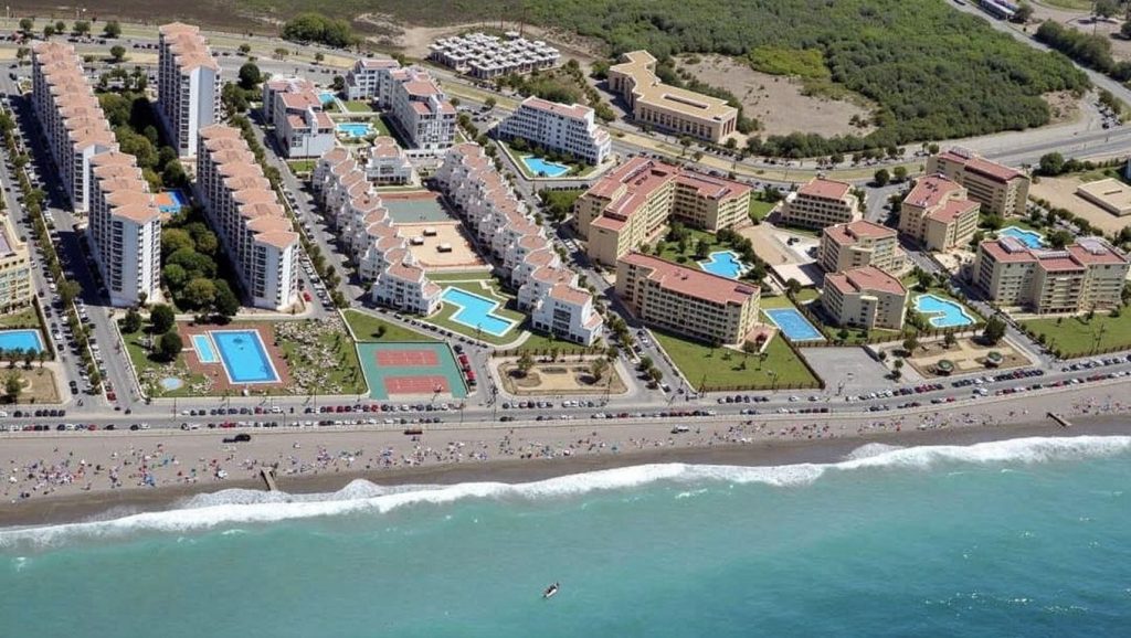 Vista de Playa La Charca desde la orilla, Salobreña