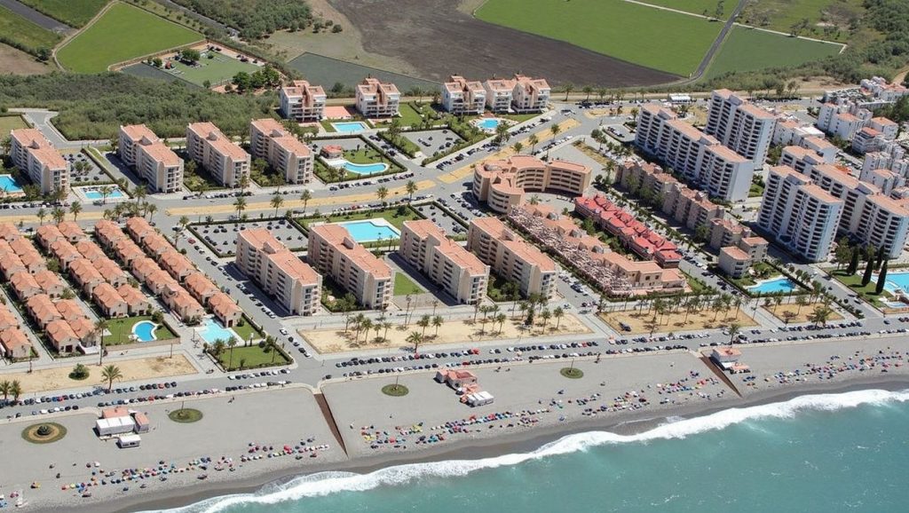 Línea de costa en Playa La Charca, Salobreña