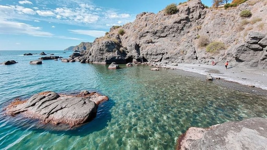 Detalle de arena y agua en Playa La Charca, Salobreña