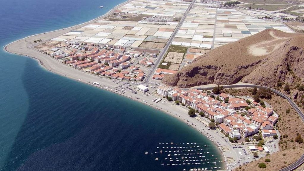 Detalle de arena y agua en Playa La Chucha, Motril