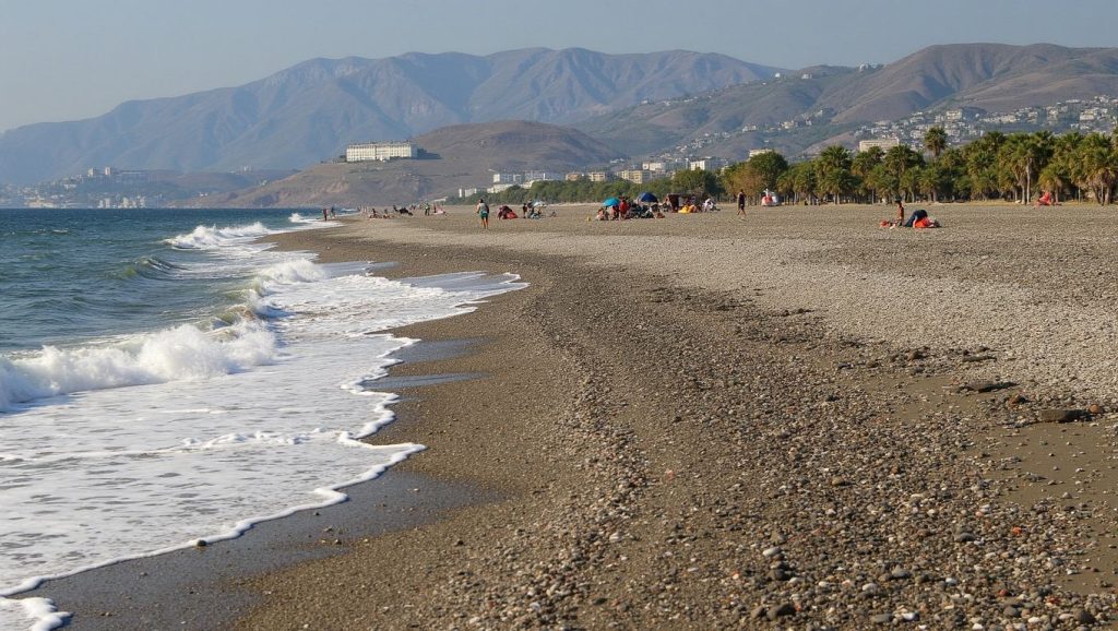 Amplio horizonte marino en Playa La Chucha, Motril