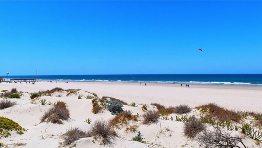 Amplia vista de Playa La Cortadura, San Fernando, Cádiz