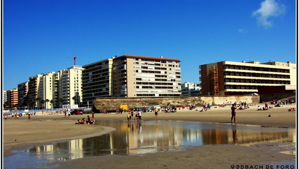 Orilla tranquila de Playa La Cortadura, playa de San Fernando