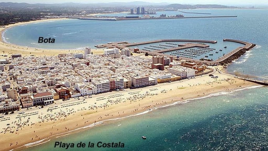 Orilla de Playa La Costilla con olas suaves en Rota