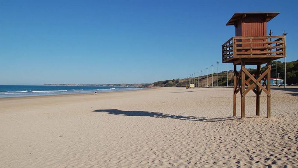 Orilla tranquila de Playa La Fontanilla, playa de Conil de la Frontera