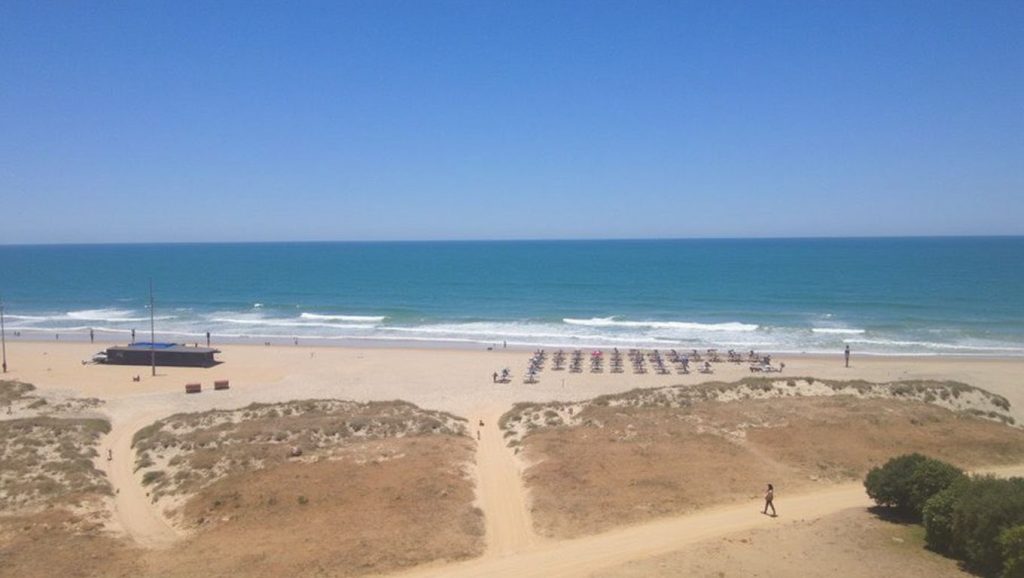 Amplio horizonte marino en Playa La Fontanilla, Conil de la Frontera