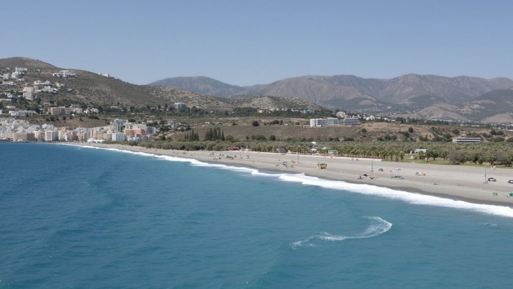Orilla de Playa La Guardia con olas suaves en Salobreña