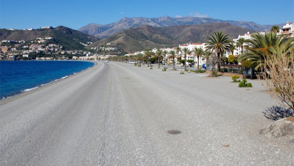 Arena y orilla en Playa La Herradura (Los Berengueles), Almuñécar, Granada