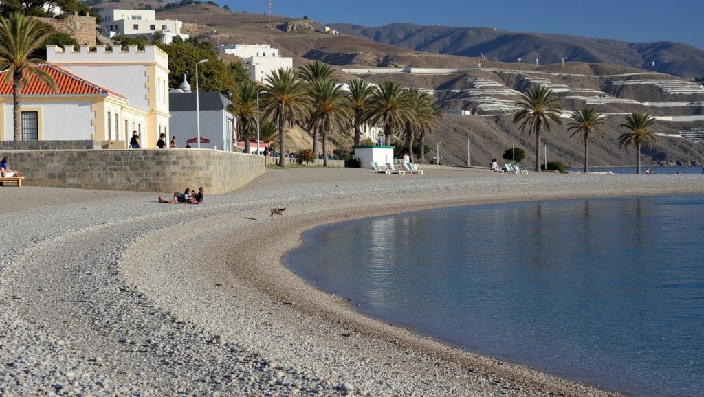 Agua y arena en Playa La Playiya, Albuñol