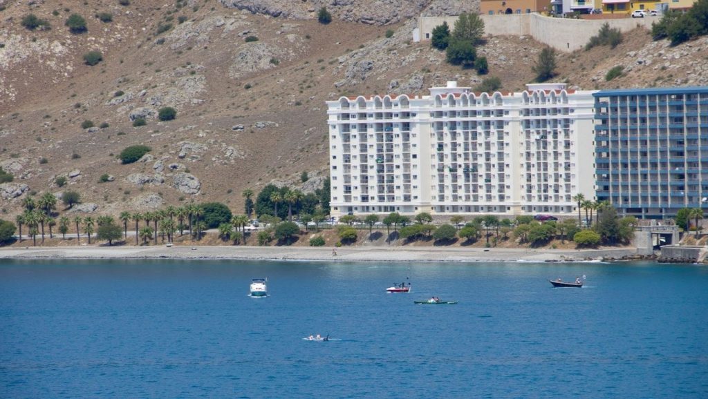 Arena y mar en Playa de Perros La Veintiuna, Almuñécar, Granada