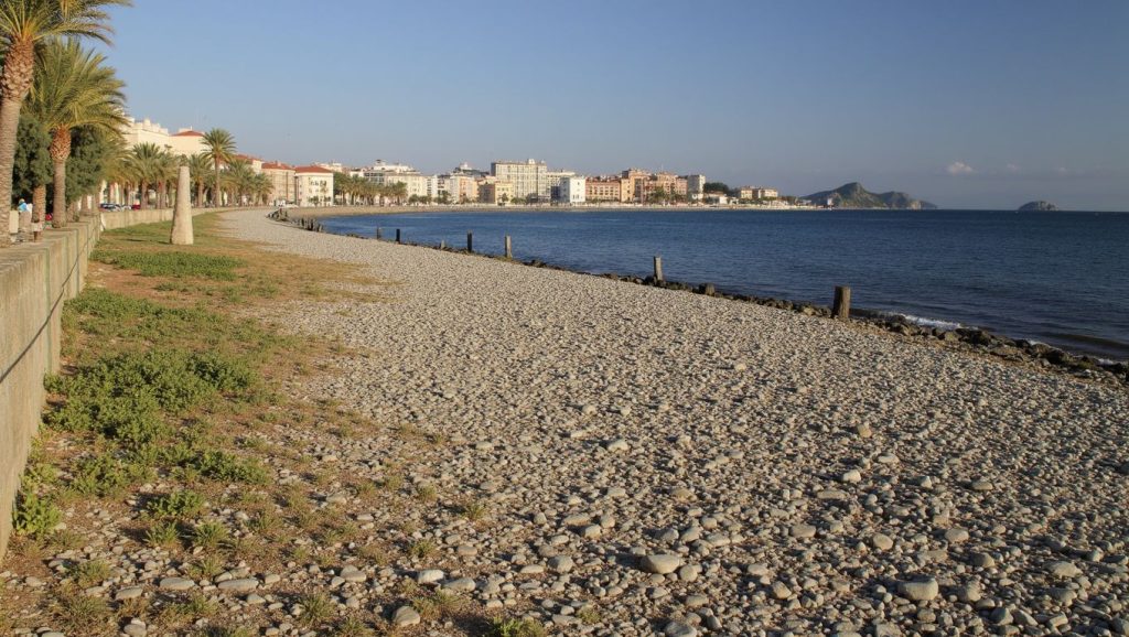 Orilla de Playa de Perros La Veintiuna con olas suaves en Almuñécar