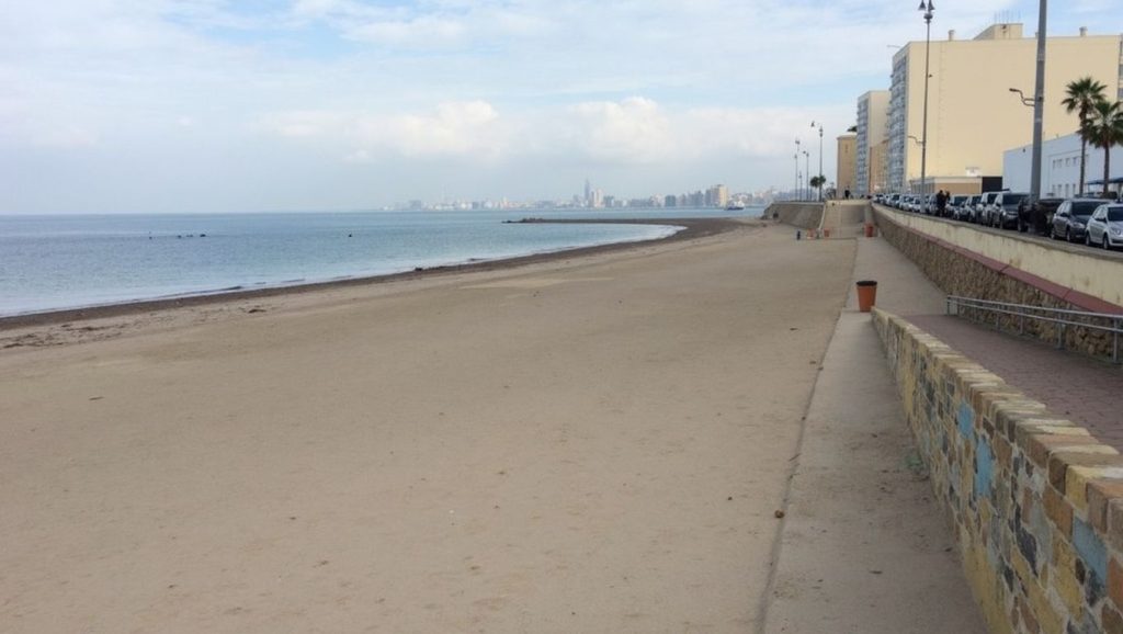 Acceso a Playa La Victoria desde el aparcamiento, Cádiz