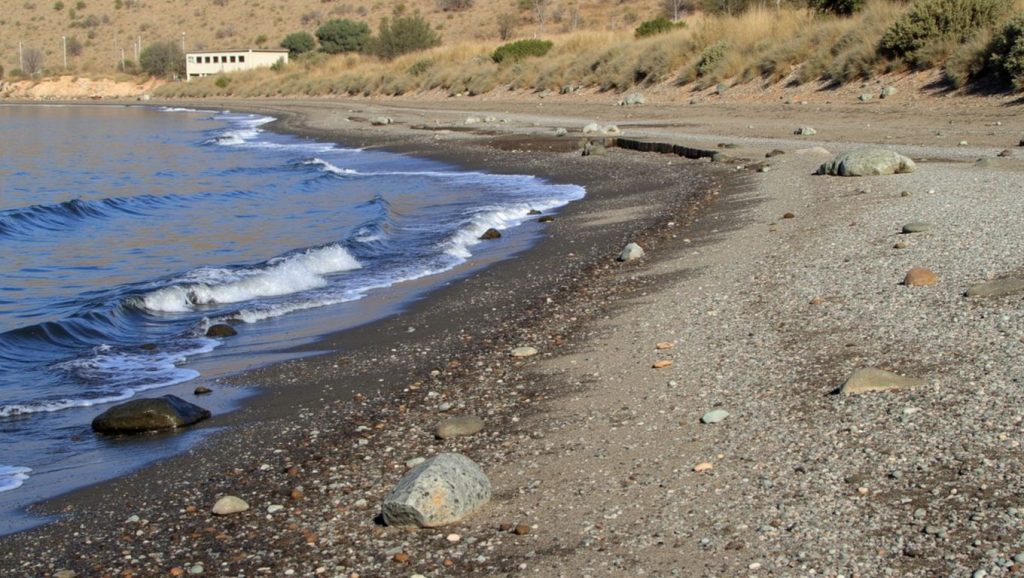 Orilla de Playa Los Yesos con olas suaves en Sorvilán