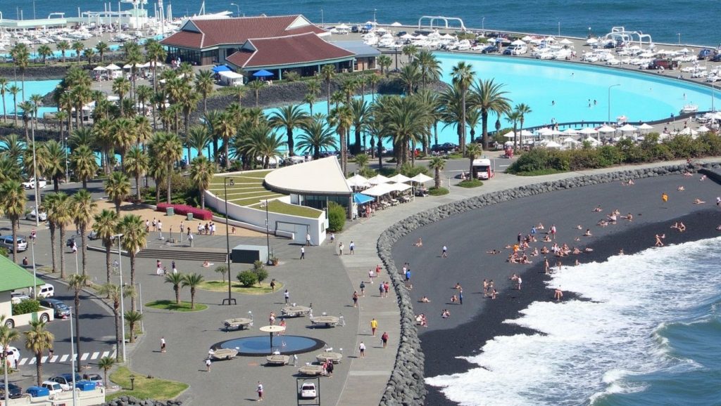 Olas y surf en Playa Martiánez, Puerto de la Cruz (Tenerife)