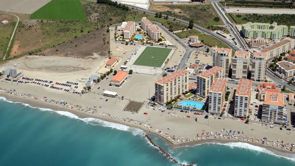 Panorámica de Playa Maruja García con arena y mar, Torrenueva Costa