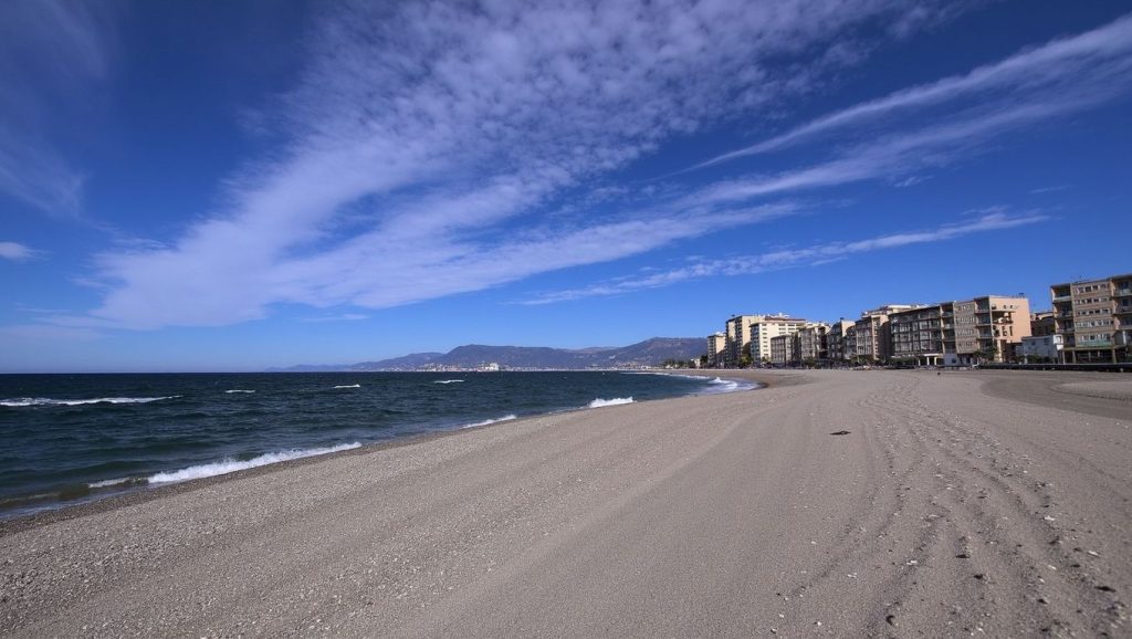 Panorámica de Playa Maruja García con cielo despejado, Torrenueva Costa