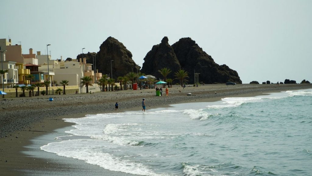 Orilla de Playa Melicena con olas suaves en Sorvilán