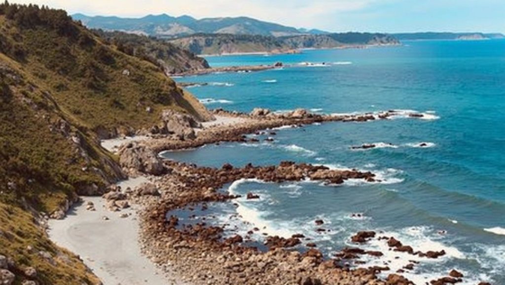 Olas y surf en Playa Mexa La Yegua, Muros de Nalón (Asturias)
