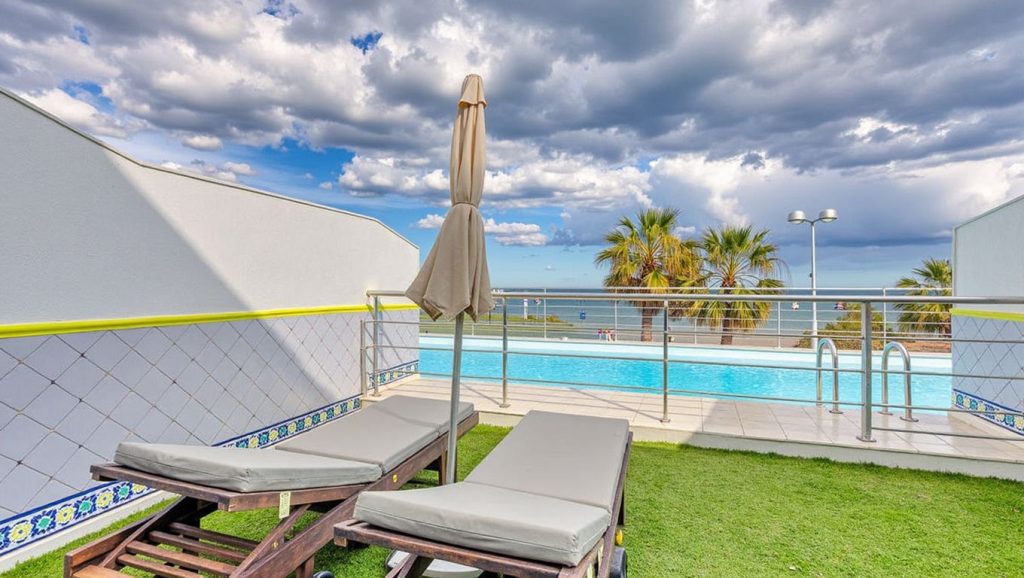 Arena y orilla en Playa Nudista de Vera, Vera, Almería